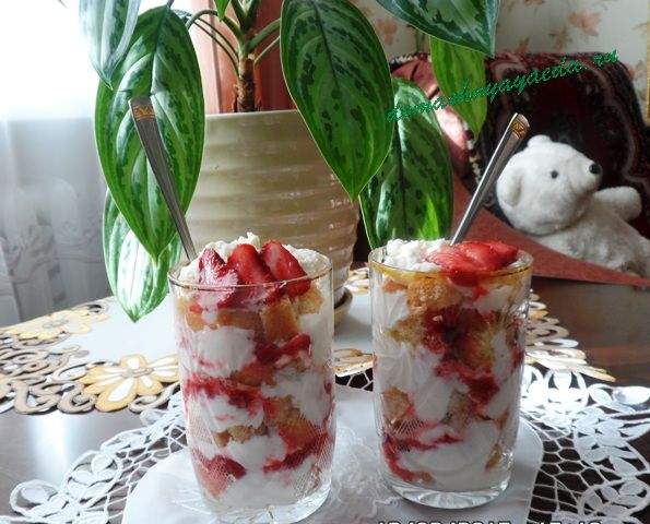 Десерт из клубники, бисквита и сливочного крема