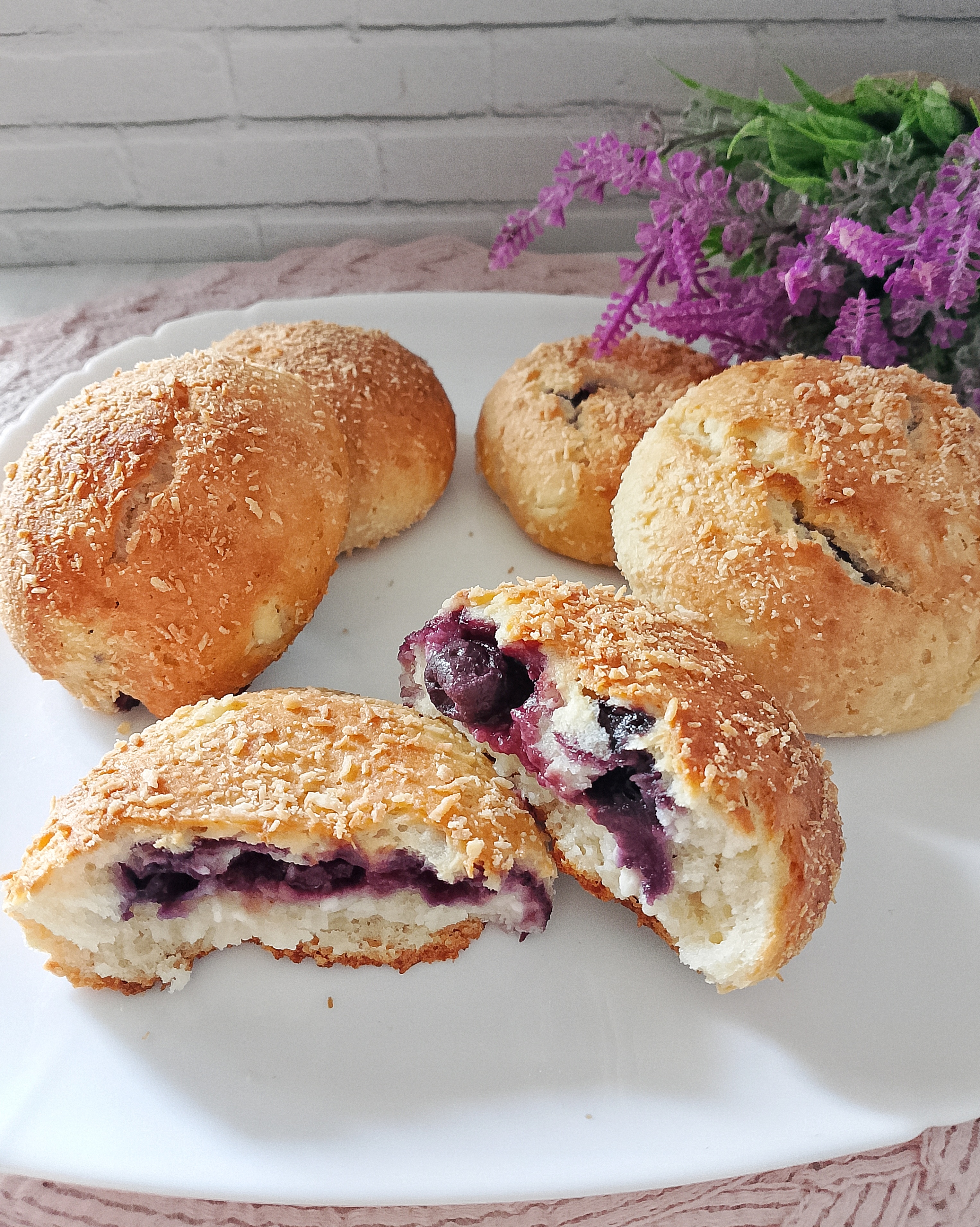 Творожно-кокосовые булочки с черникой