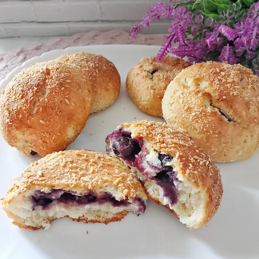 Творожно-кокосовые булочки с черникой