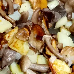 Картошка жареная с лесными грибами