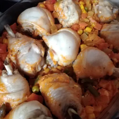 Куриные голени с рисом и мексиканской смесью овощей в духовке