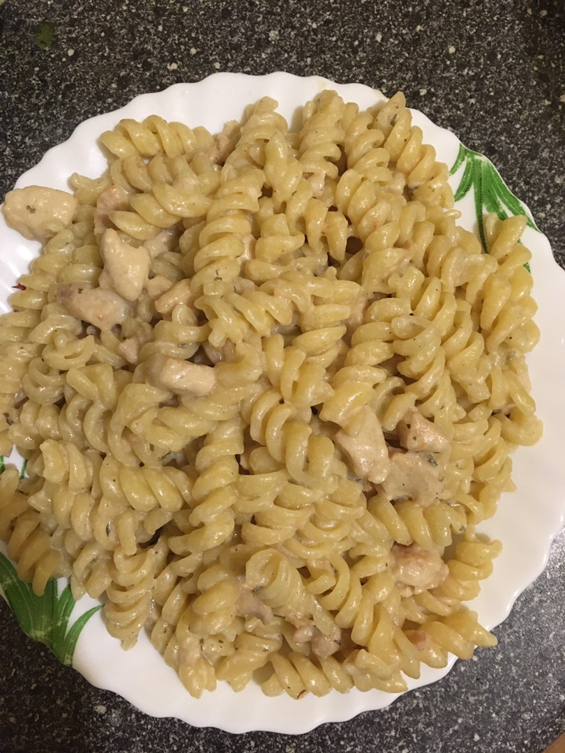 Макароны с курицей в сливочном соусе