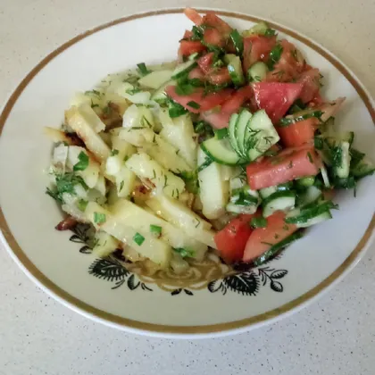 Жаренный картофель с овощным салатом