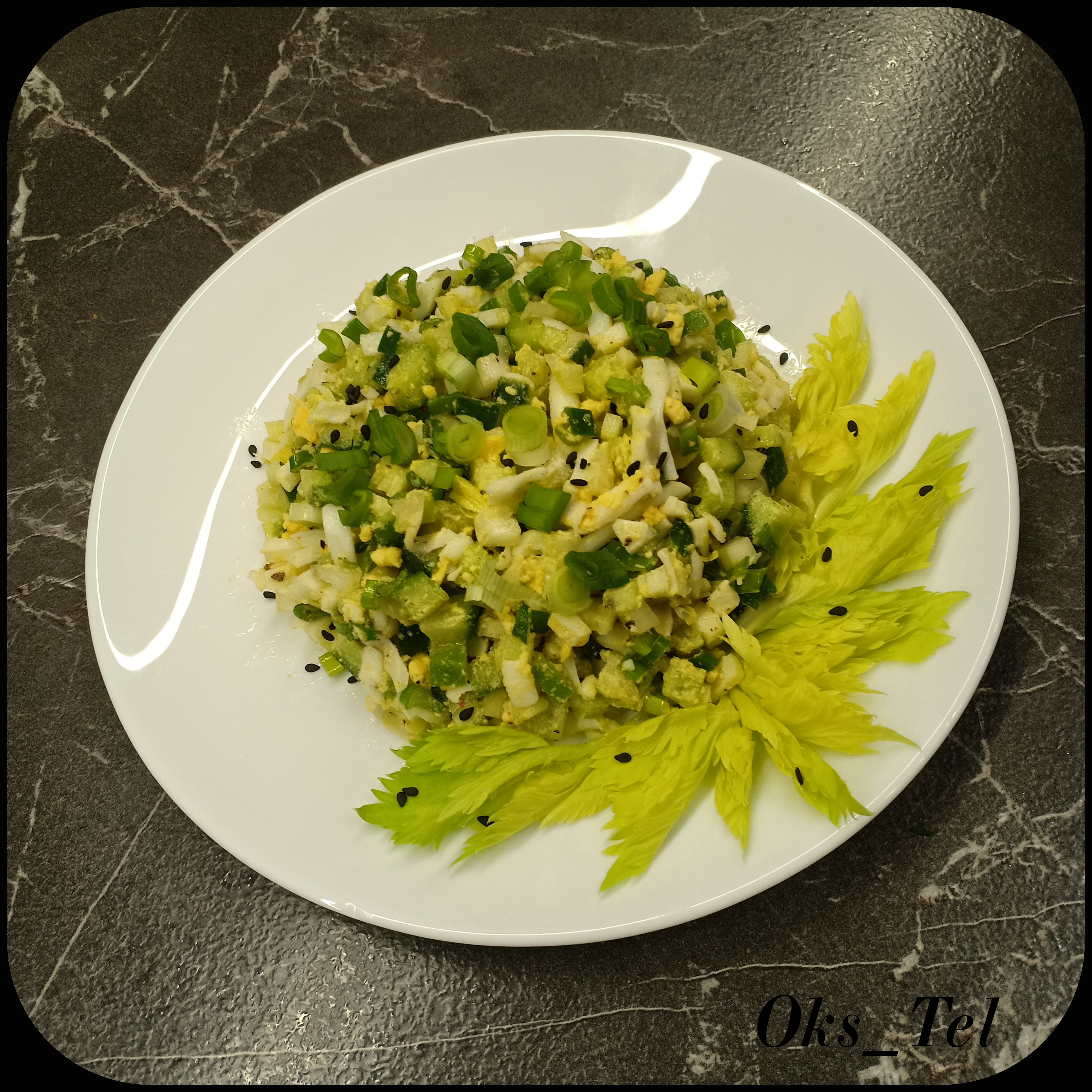 Яичный салат с огурцом и сельдереем