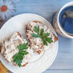 Бутерброды с творожным сыром, рыбой и огурчиками