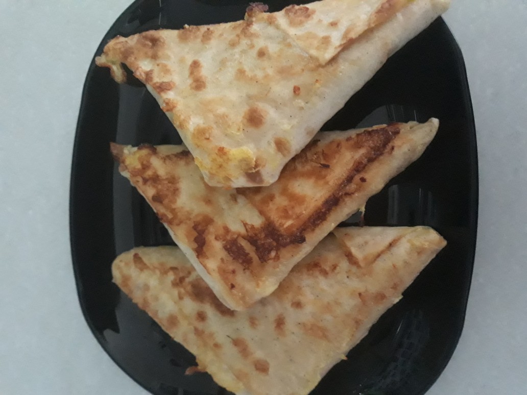 Треугольники из лаваша с яйцом, сыром и зелёным луком
