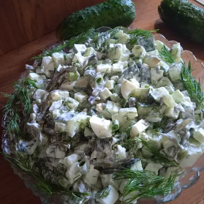 Салат из морской капусты с зеленью и свежими огурцами