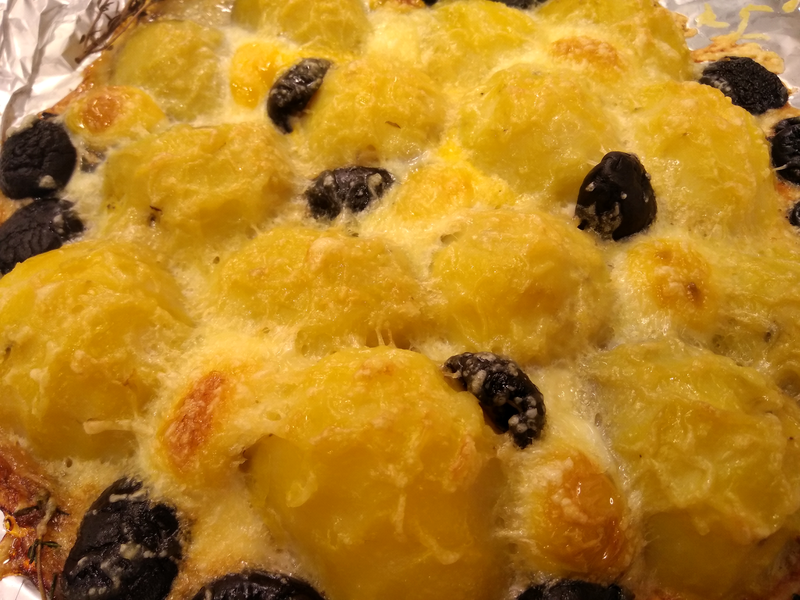 Картошка с перепелиными яйцами и маслинами под сыром