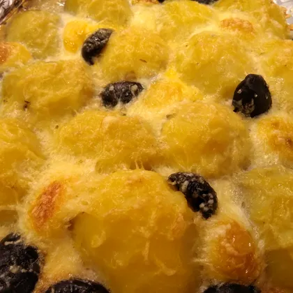 Картошка с перепелиными яйцами и маслинами под сыром