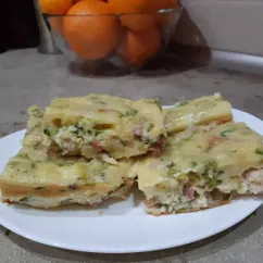 Заливной пирог с курицей, сыром и зелёным луком