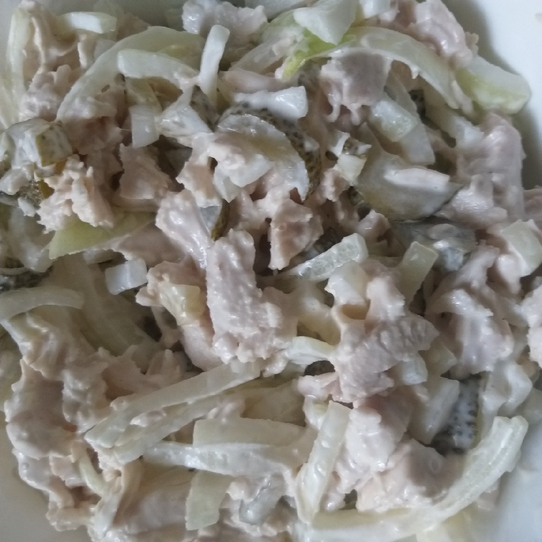 Салат с ветчиной, яичными блинчиками и маринованным луком — рецепты | Дзен