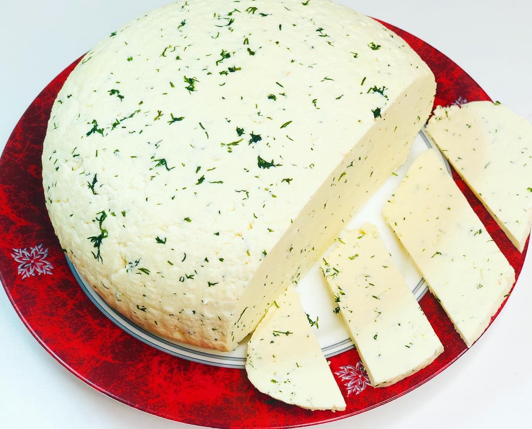 «Яичный» сыр из коровьего молока и сметаны