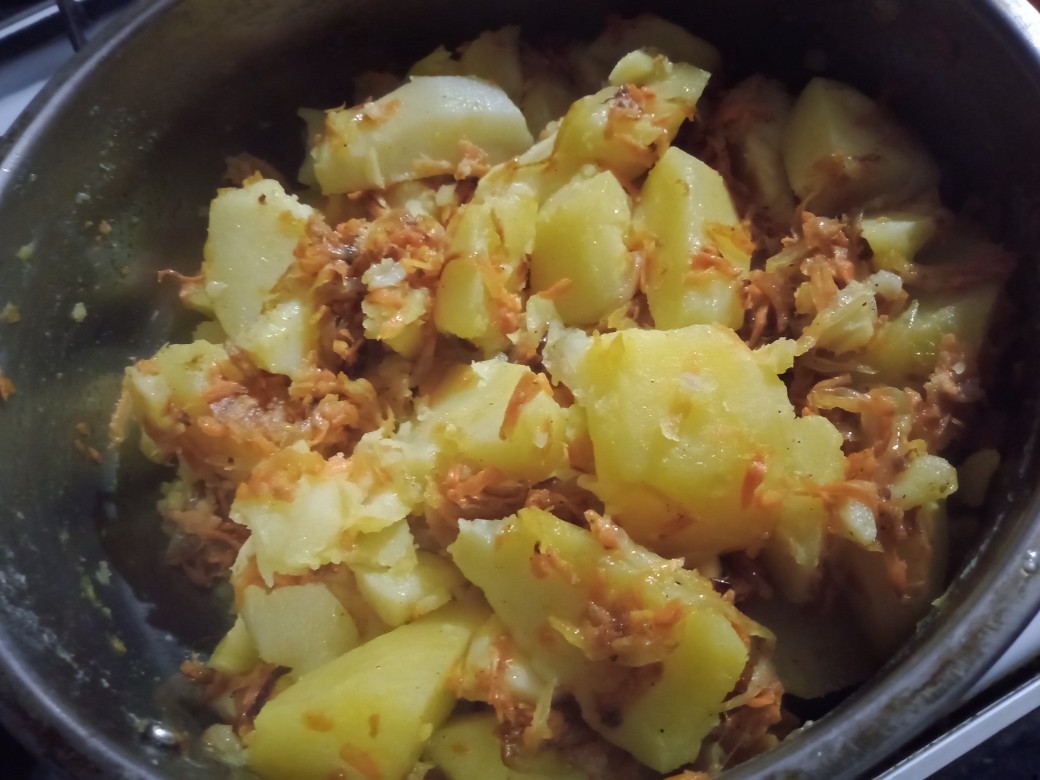 Картофель с луком и морковью