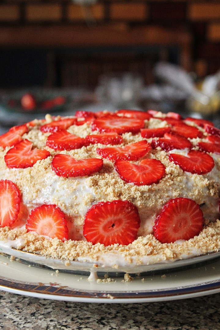 Сметанник с клубникой и арахисом