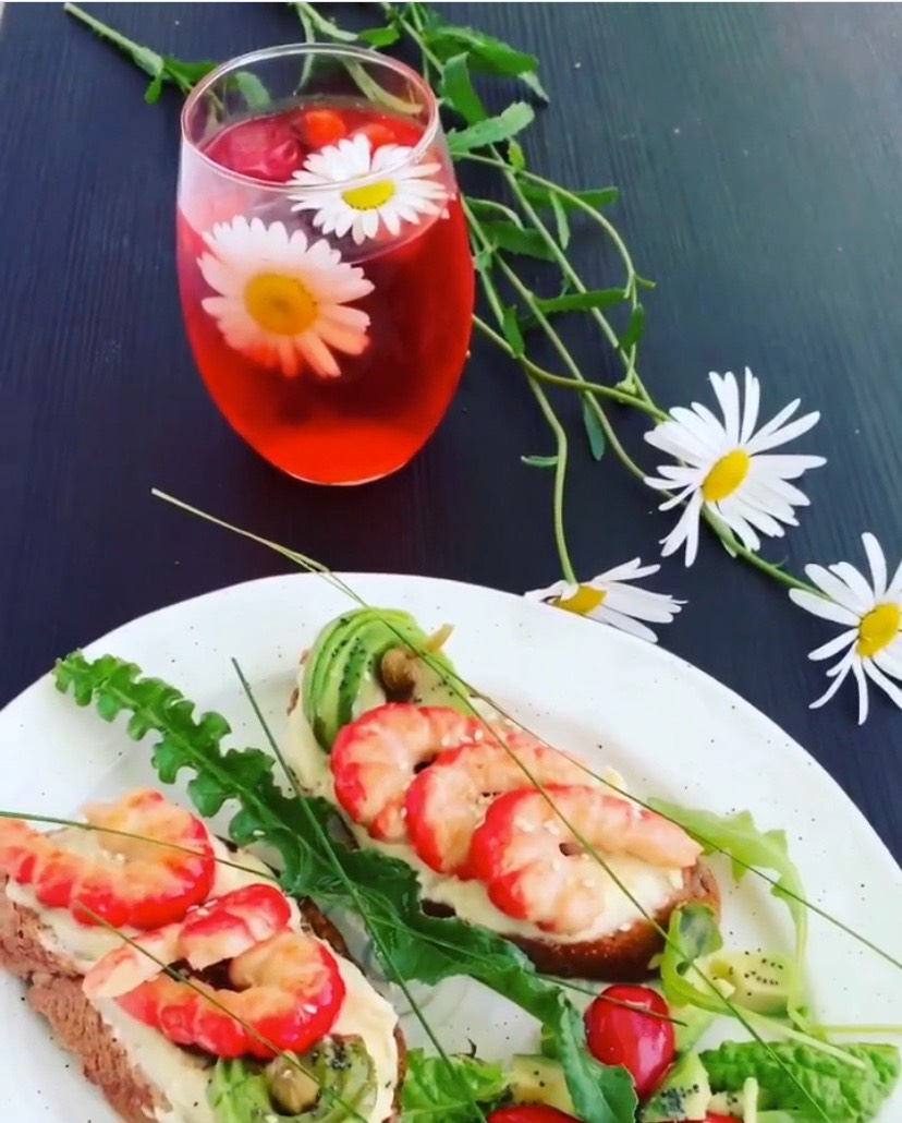 Брускетта с креветками, морс с ромашками😇😇😇😇