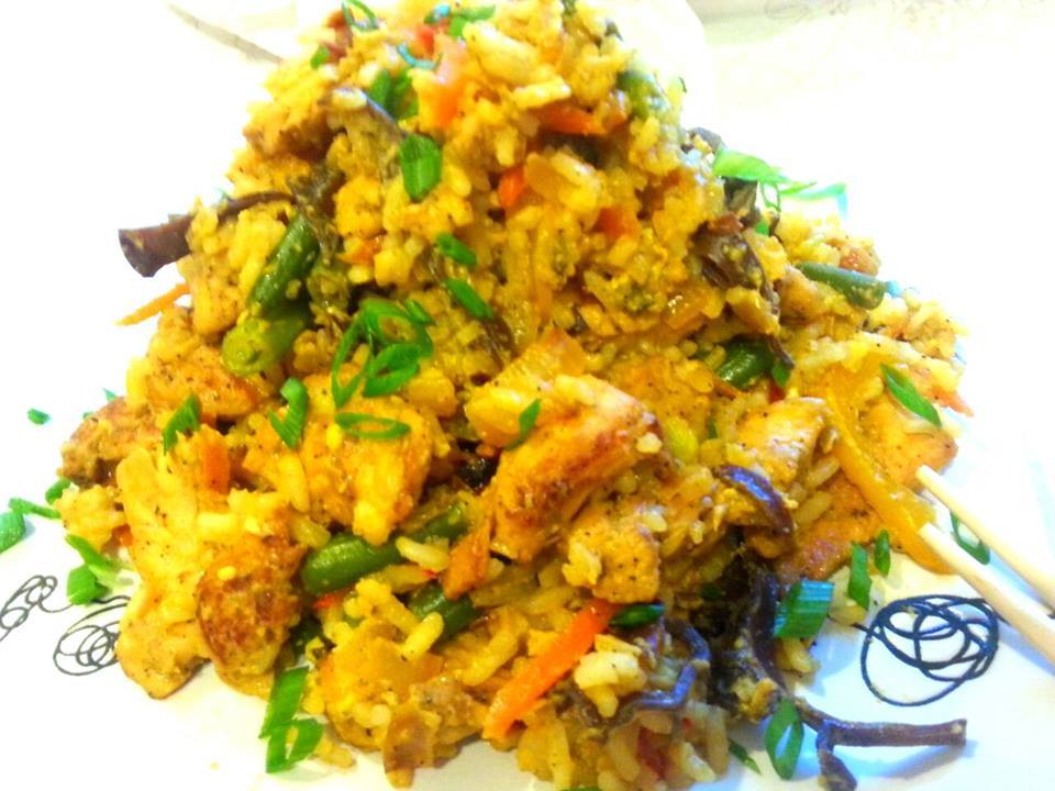 Рис жареный с курицей по -китайски