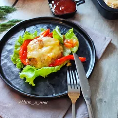 Говяжьи колбаски, запеченные с перцем и томатным соусом.