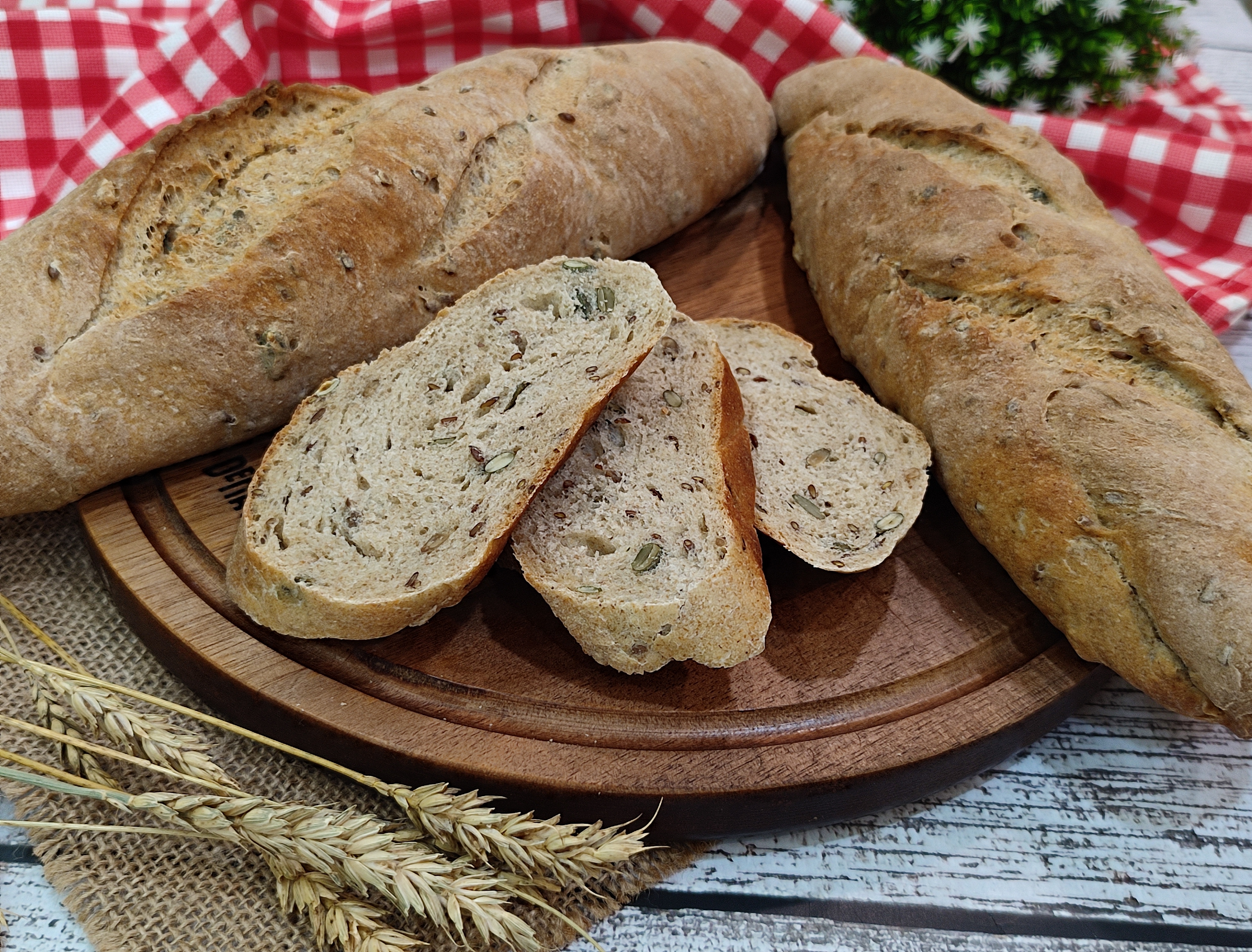 Пшенично-ржаной хлеб с семенами