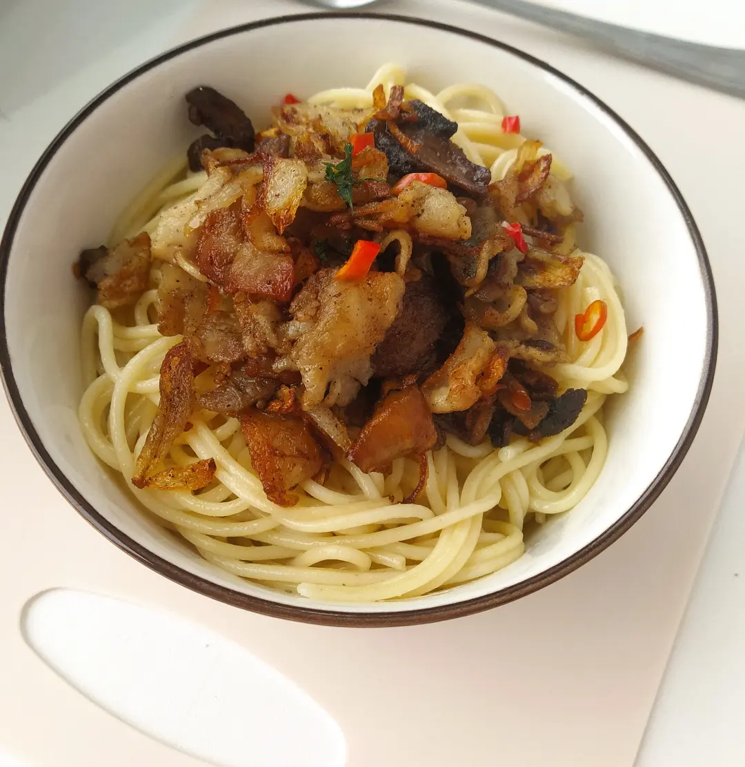 Спагетти с беконом и грибами