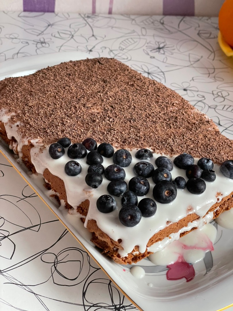 Шоколадный бисквитный пирог с малиной