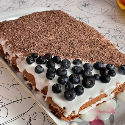 Шоколадный бисквитный пирог с малиной