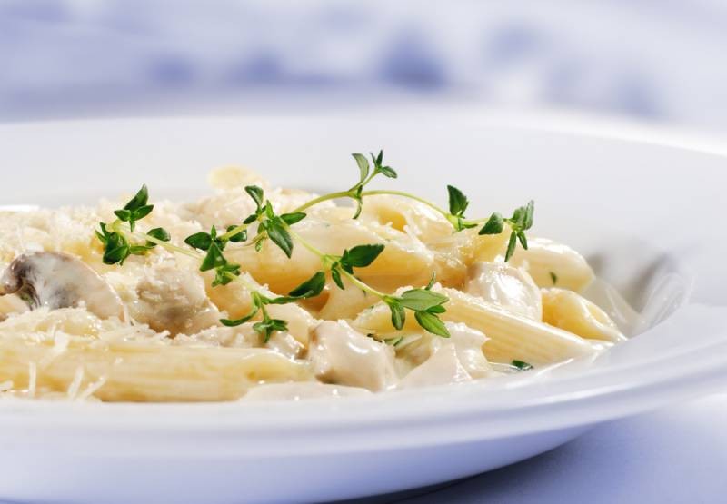 Макароны с курицей в сливочном соусе