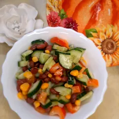 Салат из огурцов с фасолью