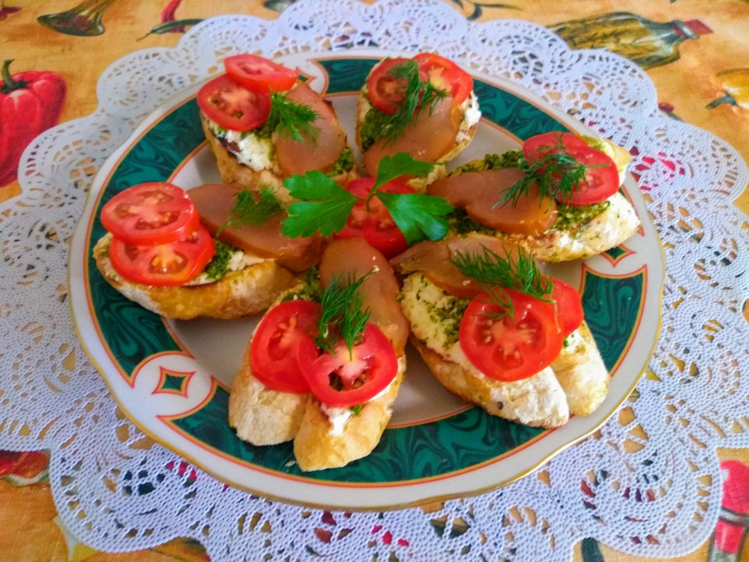Бутерброды с творожным сыром, карпаччо из курицы и помидорами