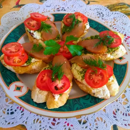 Бутерброды с творожным сыром, карпаччо из курицы и помидорами