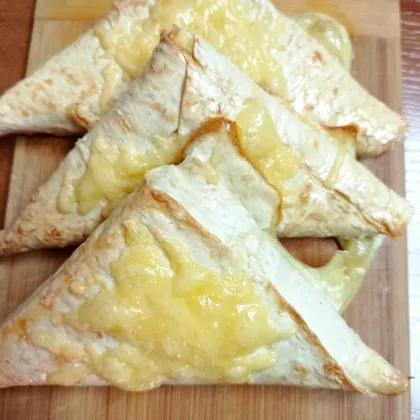 Треугольнички с сыром и ветчиной
