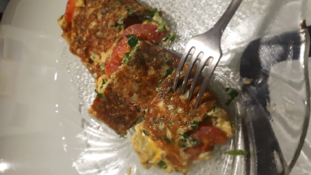 Рулет яичный с сыром и помидорами