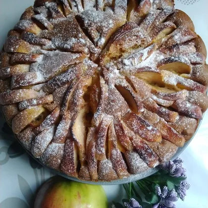 Яблочный пирог с изюмом и орехами на кефире