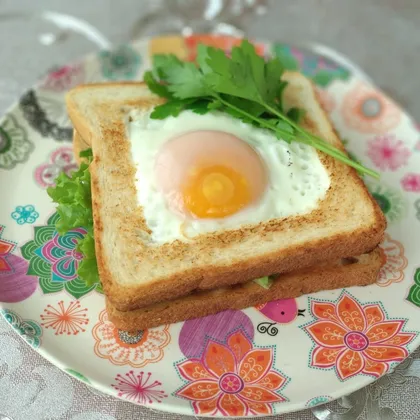 Бутерброд с яичницей и овощами