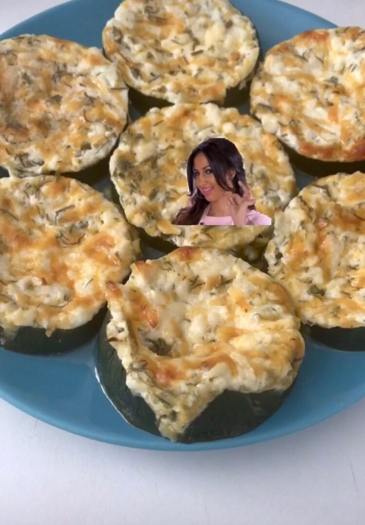 Кабачки под сырным соусом с чесноком