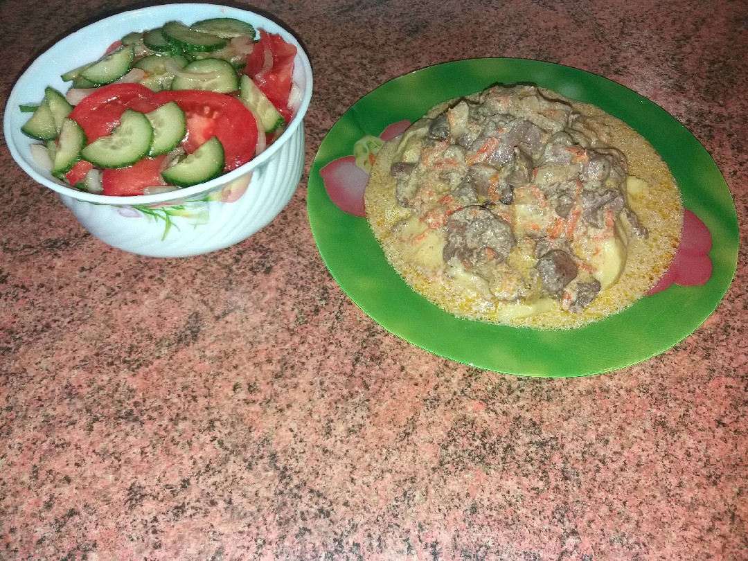 Картошка пюре с куриной печенью, и салатом
