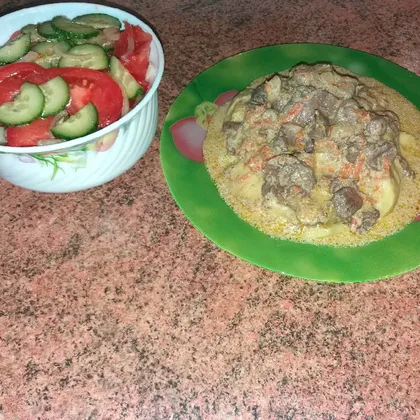 Картошка пюре с куриной печенью, и салатом