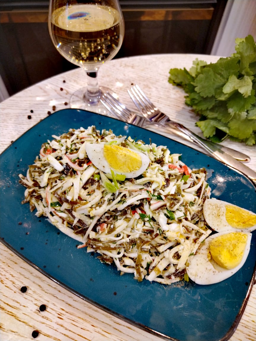 Дальневосточный салат "Русалочка" с морской капустой и крабовыми палочками