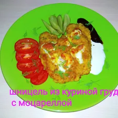 Шницель из куриной грудки с моцареллой