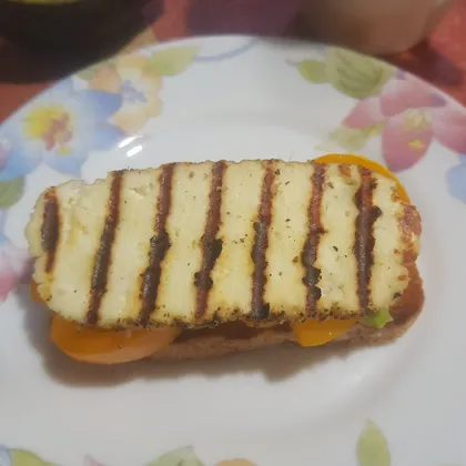 Тост с жареным сыром, помидором и авокадо