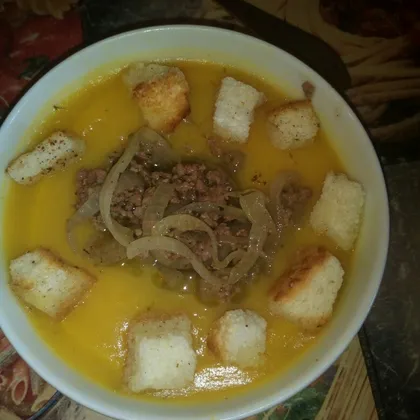 Тыквенный суп-пюре с фаршем и сухарями