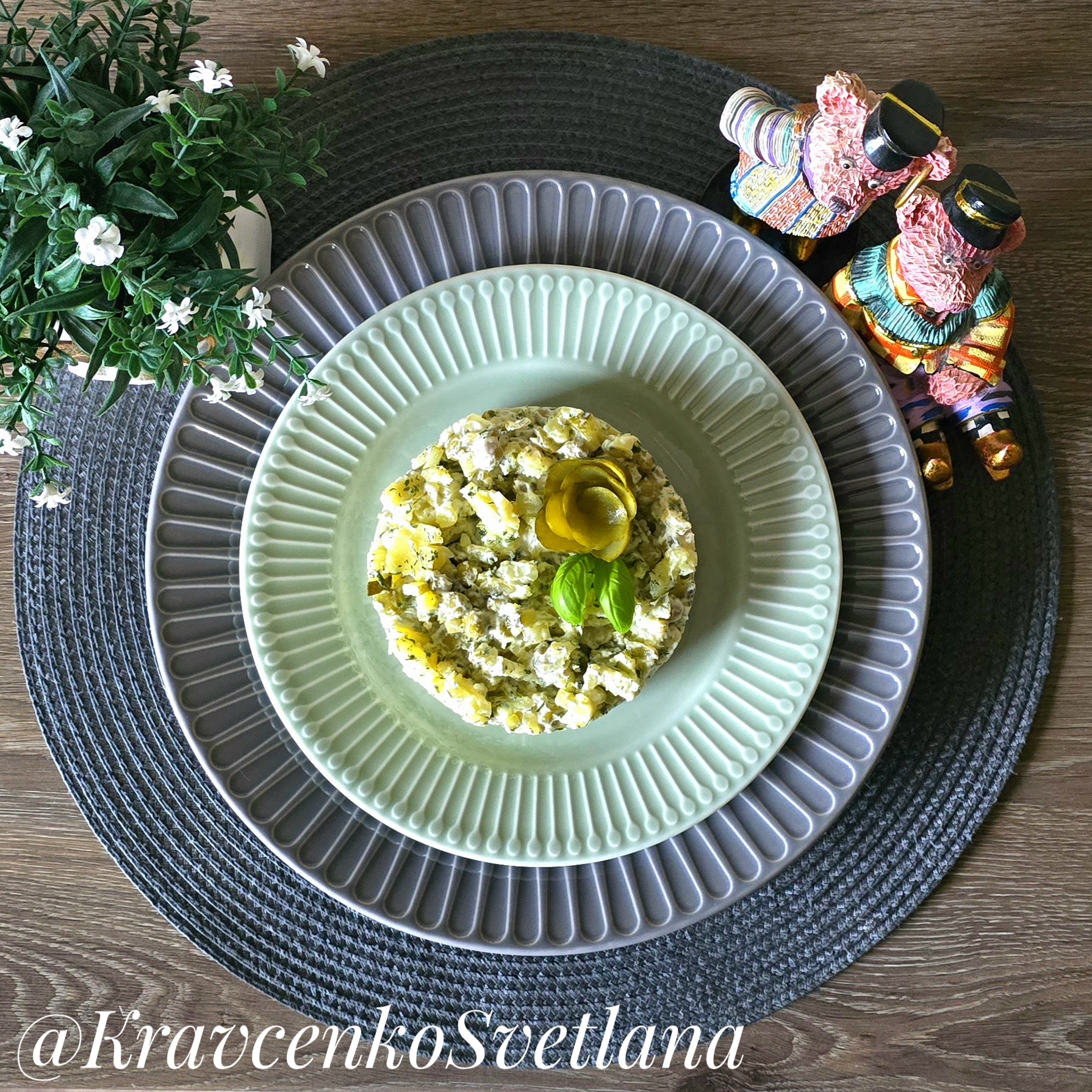 Салат с картофелем, маринованными огурцами и горошком