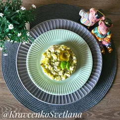 Салат с картофелем, маринованными огурцами и горошком