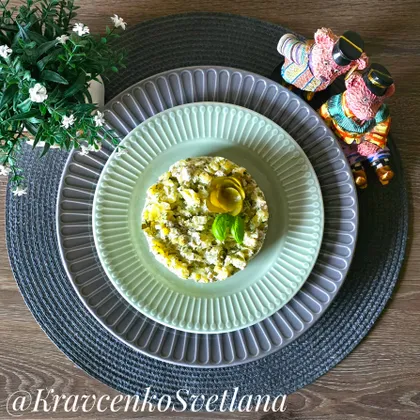 Салат с картофелем, маринованными огурцами и горошком