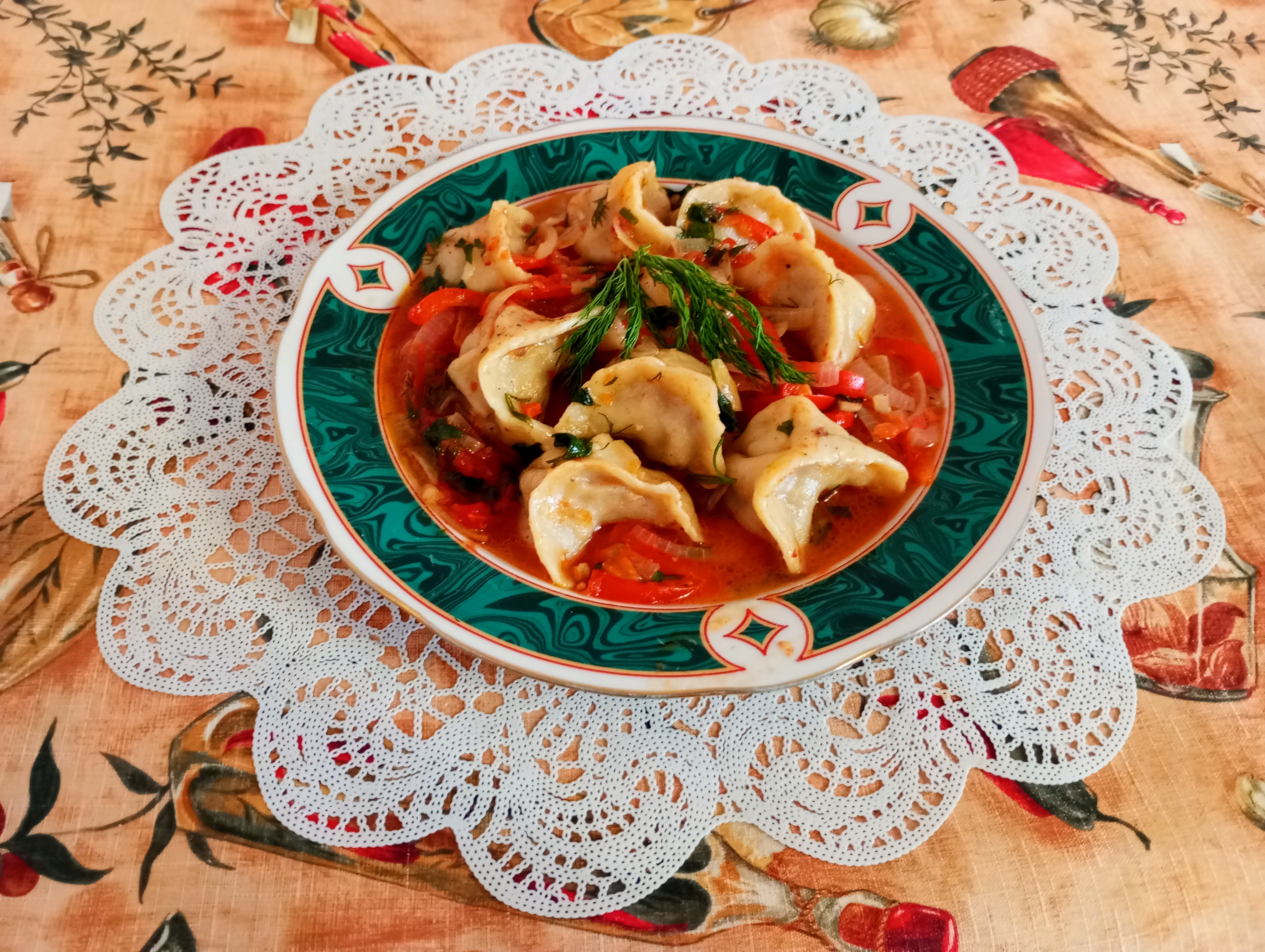 Пельмени в овощном соусе на сковороде