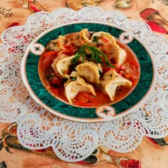 Пельмени в овощном соусе на сковороде