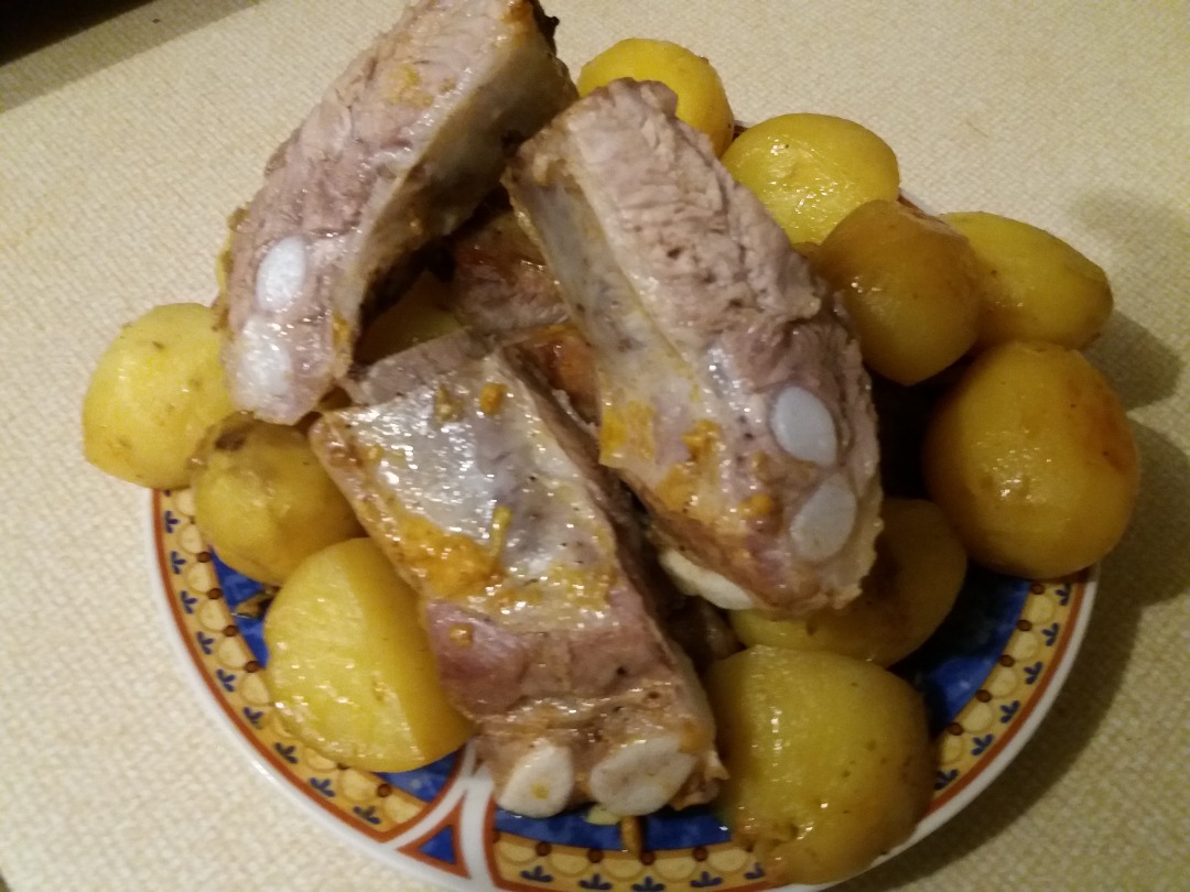 Свинные рёбрышки с картошкой в духовке