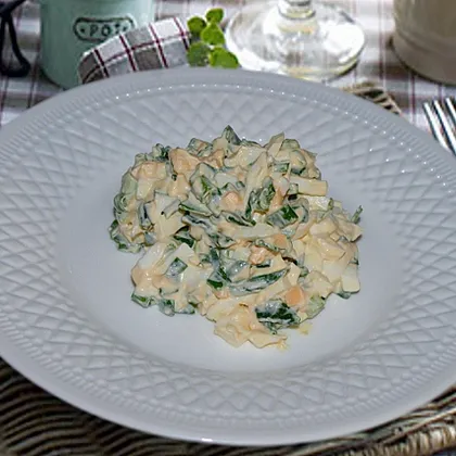 Салат с яйцом и зелёным луком