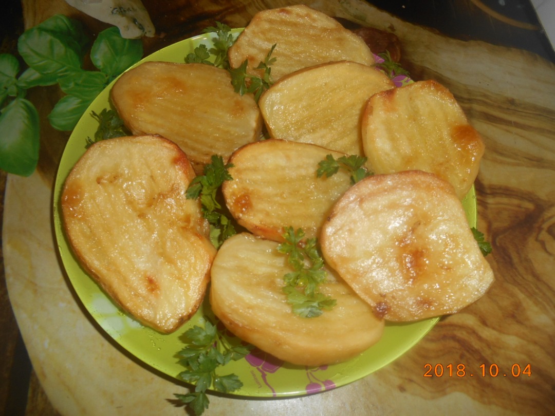 Запечённый картофель с майонезом, сметаной под сыром