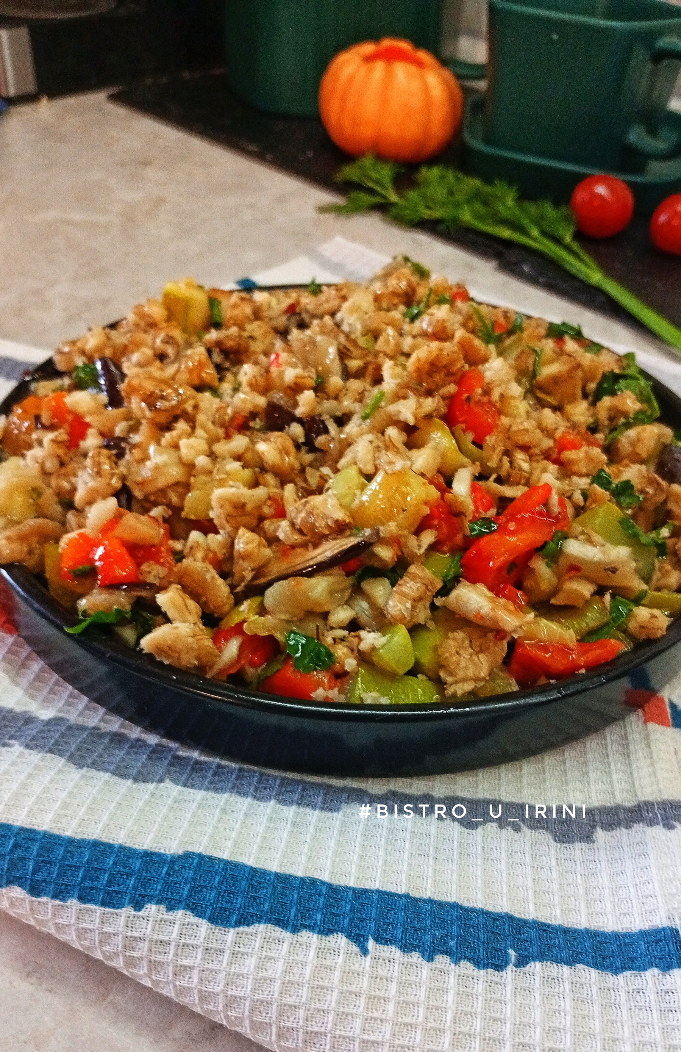 Греческий салат с баклажанами и болгарским перцем