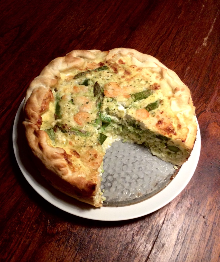 Киш с брокколи, зеленой спаржей, козьим сыром и креветками